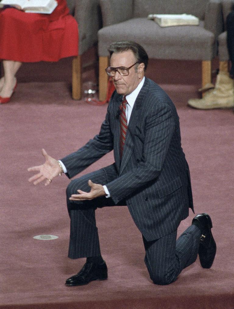 Evangelist Oral Roberts during a sermon to members of the Church on the Rock in Rockwall, Tex., in 1987. (AP)