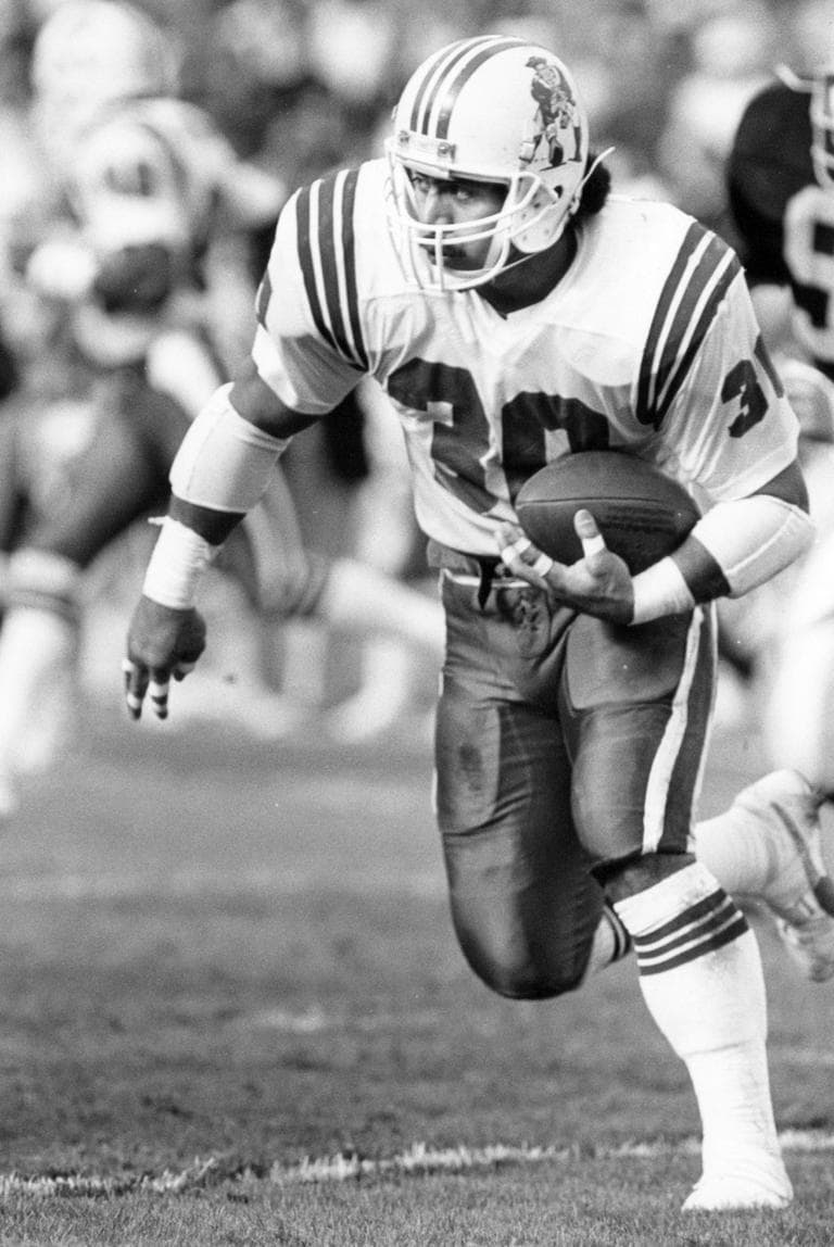 In this Jan. 5, 1986 photo, New England Patriots fullback Mosi Tatupu carries the ball during the AFC Divisional Playoff football game in Los Angeles. (AP)