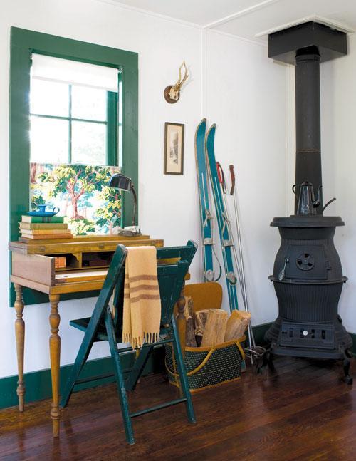 Interior view of T. Surratt's cottage (Credit: Sterling Publishing)