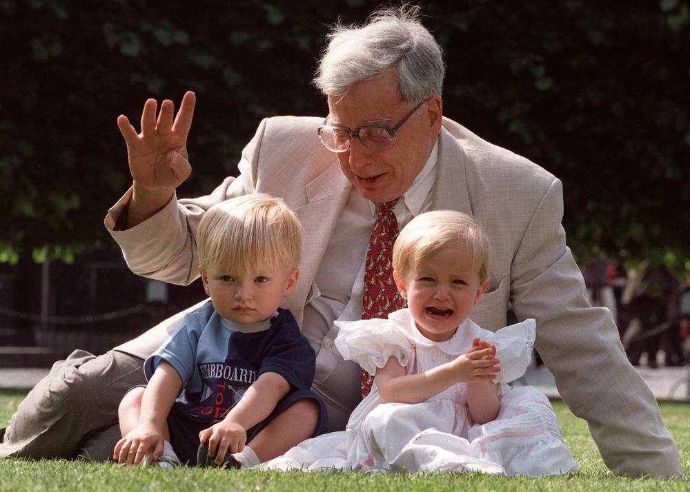 Robert Edwards, the British pioneer of IVF treatment, sits with two of his 'test-tube-babies', Sophie and Jack Emery who celebrate their second birthday in London in this 1998 file photo. (AP)