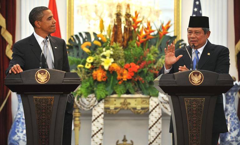 Indonesian President Susilo Bambang Yudhoyono, right, gestures during a joint press conference with President Obama at the Presidential Palace in Jakarta on Tuesday. (AP)