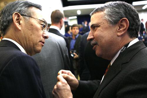 New York Times columnist Thomas Friedman, right, talks with Energy Secretary Steven Chu at the White House, Dec. 3, 2009. (AP)