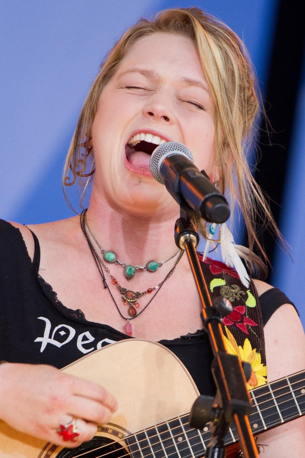 American Idol runner-up Crystal Bowersox performs in Central Park, on ABC's "Good Morning America" show. (AP)