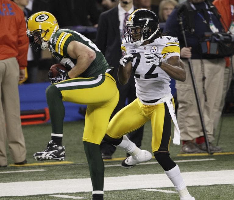 Green Bay Packers' Jordy Nelson catches the ball for a touch down against Pittsburgh Steelers' William Gay (22) in the  the first half of NFL Super Bowl XLV football game in Arlington, Texas, Sunday. (AP)