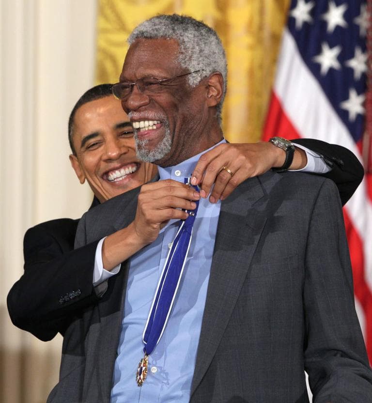 Великий нигде. Обама надевает медаль на Обаму. Bill Russell.