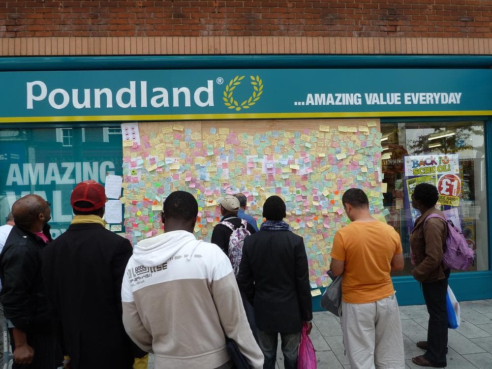 Onlooks at the 'Peckham Peace Wall.' (Eye Magazine/Flickr)