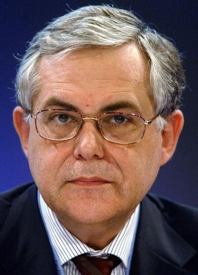 Lucas Papademos talks to press in Berlin in 2005. (AP)