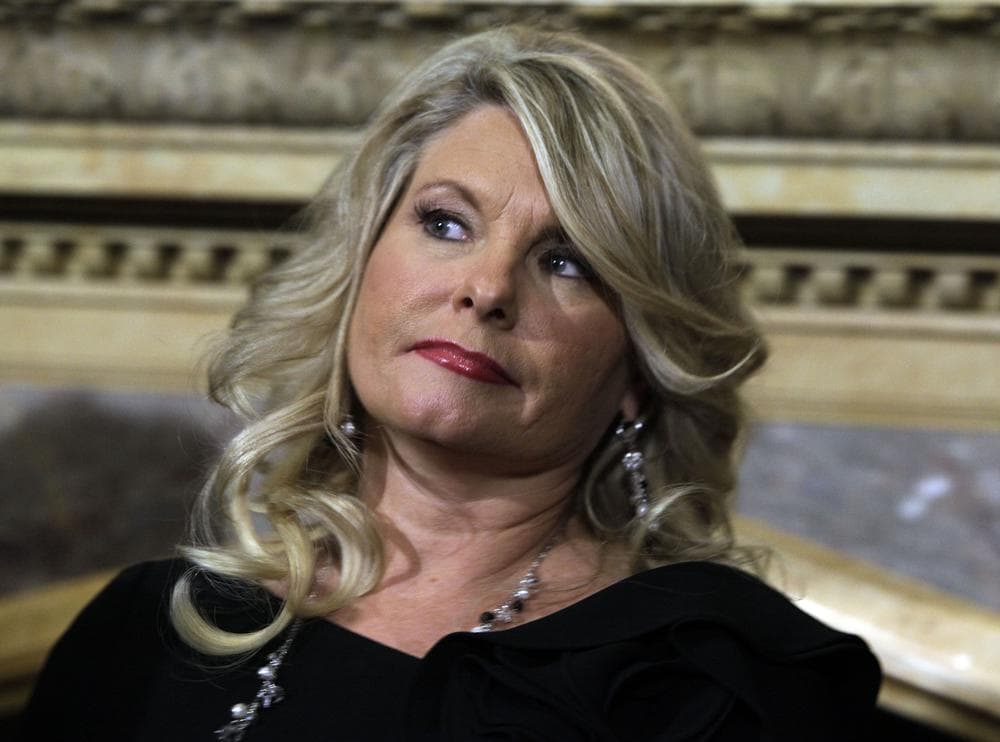 Sharon Bialek, a Chicago-area woman, accused Republican presidential contender Herman Cain on Monday of making an unwanted sexual advance against her in 1997.  (AP)