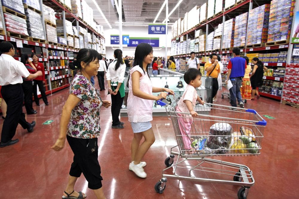 Chinese customers shop at Walmart's first Sam's Club in China's southern city, Guangzhou in 2009. (AP)