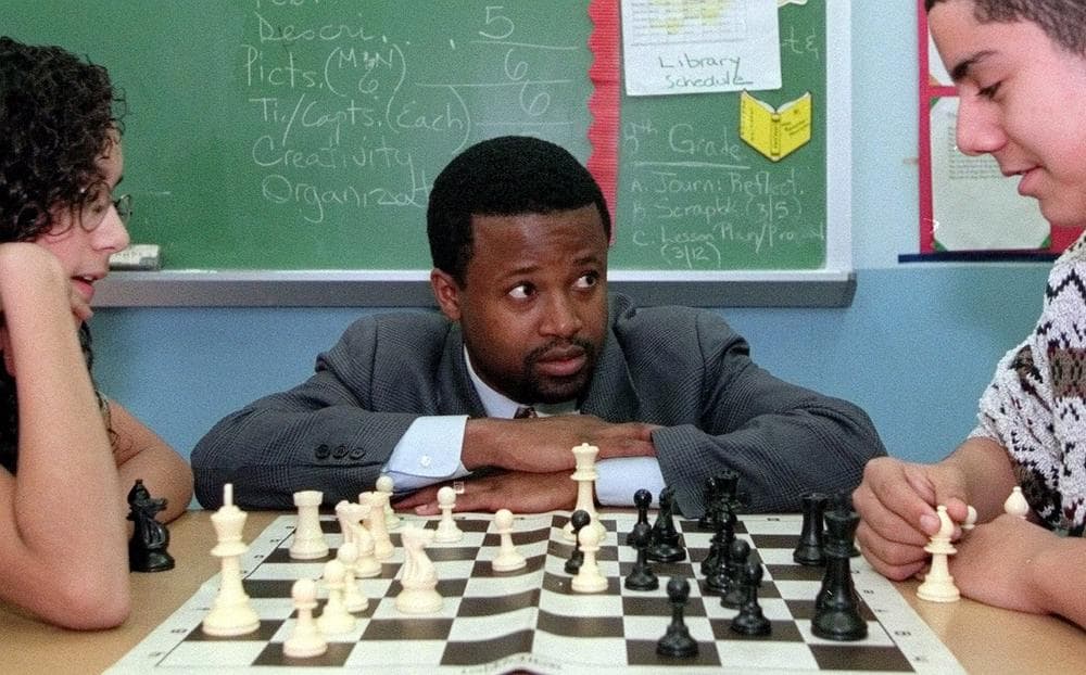 Chess grandmaster Maurice Ashley, center, consults with Ailinne Espinoza, 13, left, and Alexis Hernandez, 13, at New York's Mott Hall Middle School. (AP)
