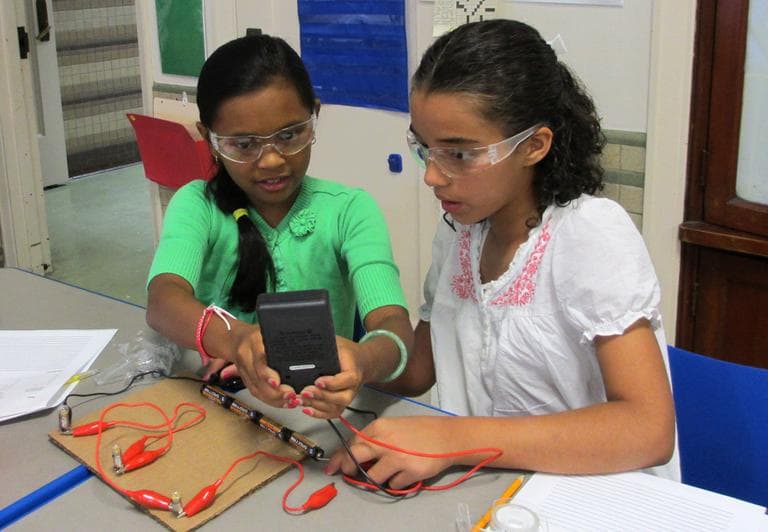 Lynn fifth-graders conduct an electric circuit experiment during a summer session class. (Kathleen McNerney/WBUR)