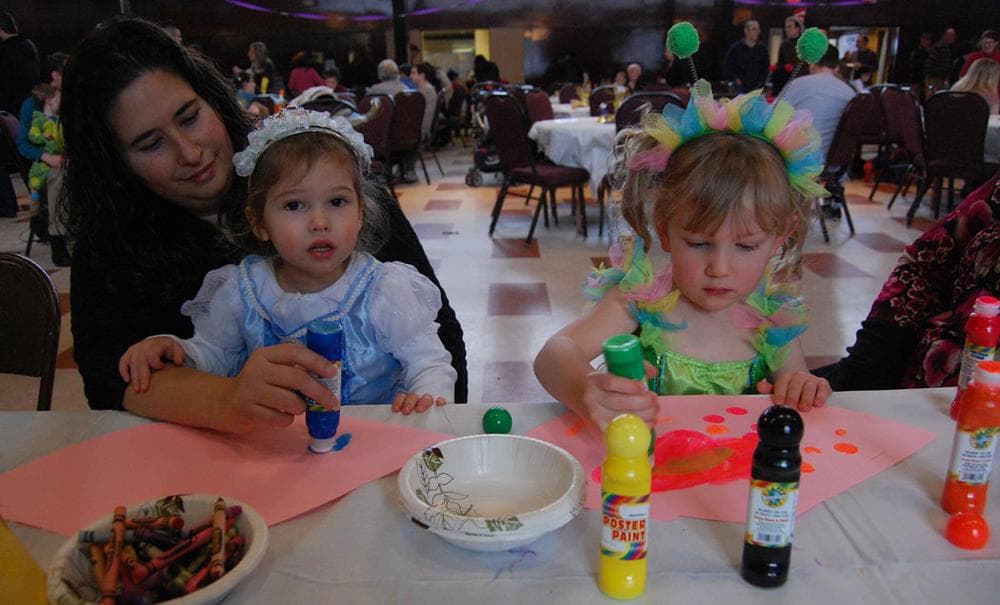 Dalia Cohen (left) and Shayna Hayes at the crafts table. (Greg Cook)