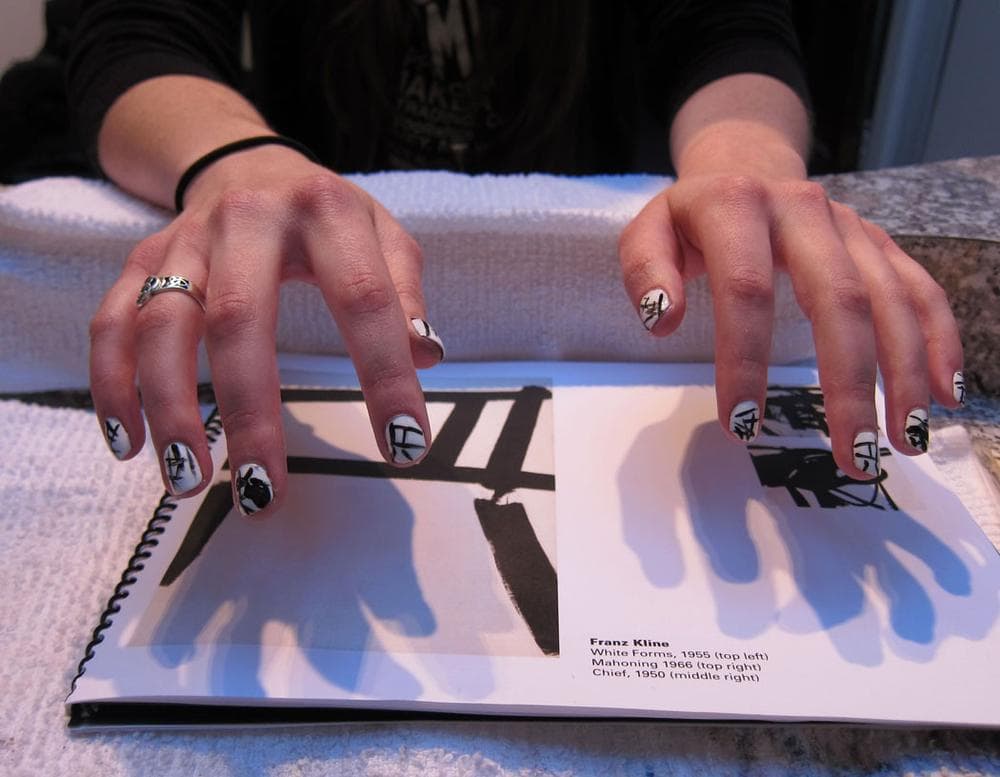 Shen imitates Franz Kline's calligraphic paintings. (Victoria Shen photo)