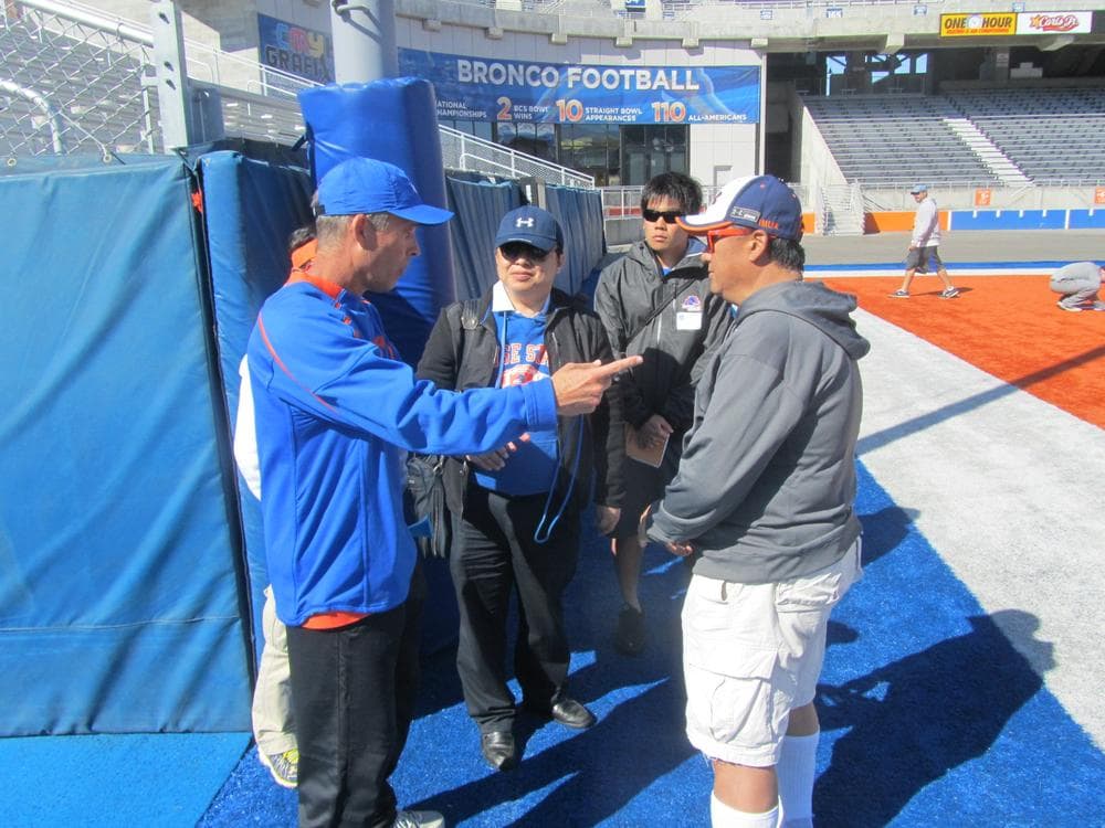 Boise State head coach Chris Petersen talks with Hosei University head coach Hitohi Aoki, team academic advisor Takashi Yaekura, and wide receiver Eiichi Rokukawa. (Scott Graf/Only A Game)