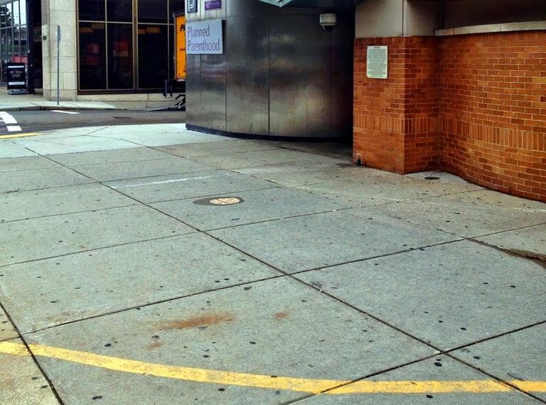 The 35-foot buffer zone line painted around a Planned Parenthood clinic on Commonwealth Avenue in Brookline, MA. (Alex Kingsbury/WBUR)