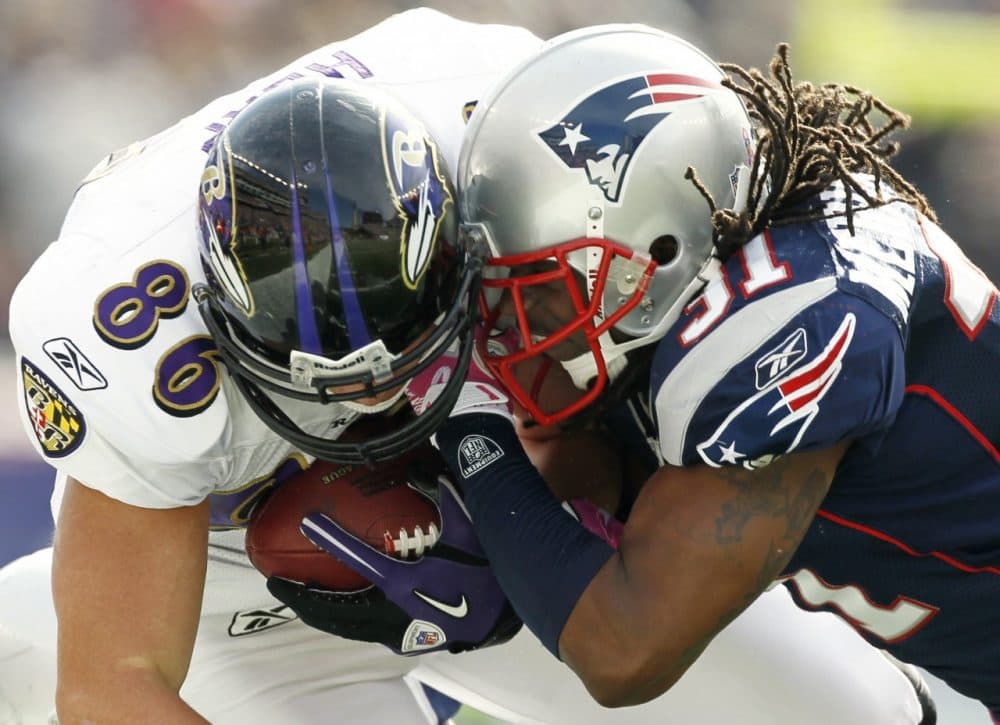 Many players. Футболист в шлеме. нфл шлем очень сильно человек. the concussion crisis in sport. brain disease found 96% nfl players.