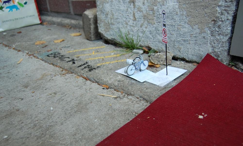 The petite angled parking, micro bike rack and micro bus stop temporarily installed next the red carpet laid out for the Mµseum’s ribbon cutting. (Greg Cook)