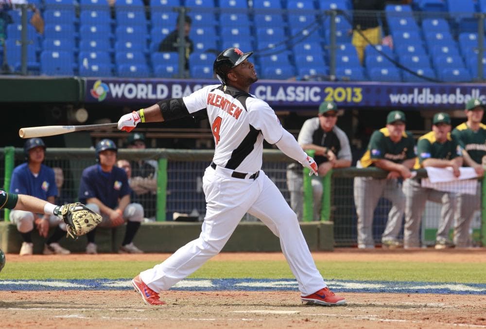 Wladimir Balentien keeps his eye on the ball. (Wladimir Balentien/AP)