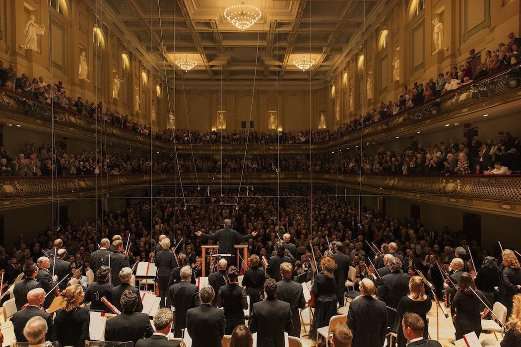 Andris Nelsons receives a standing ovation after the concert. (Marco Borggreve)