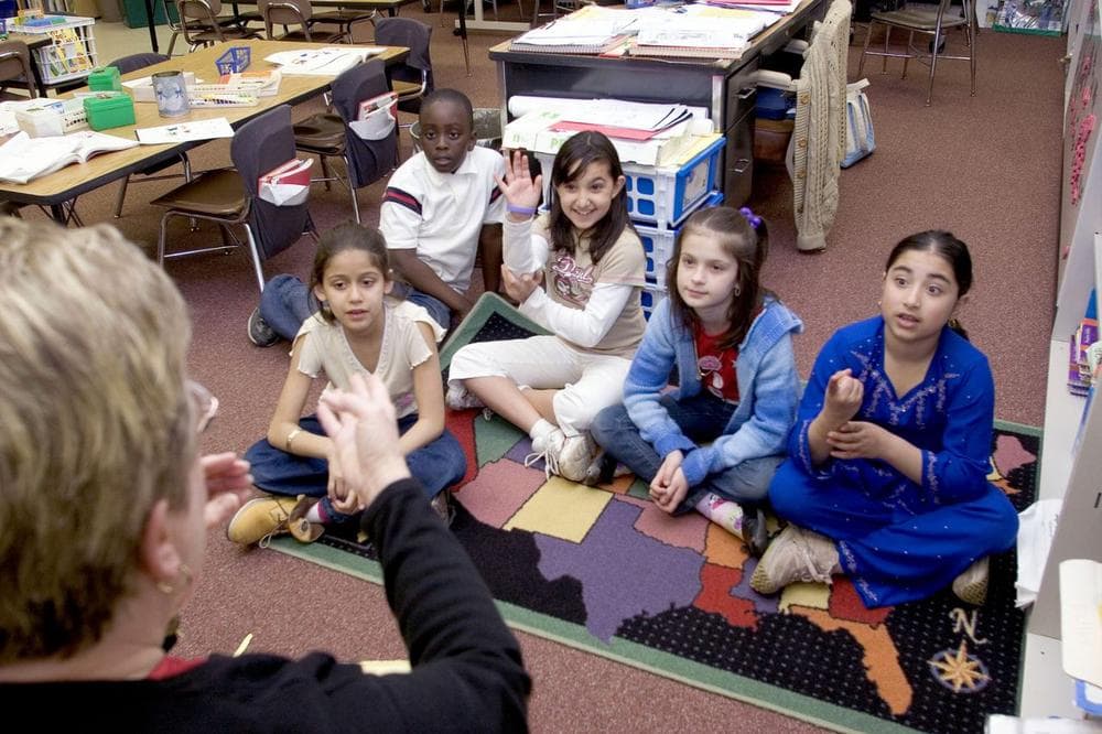 Barbra Fry teaches vocabulary during an English as a Second Language class at South Side Elementary School in Harrisburg Pa. (Daniel Shanken/AP)