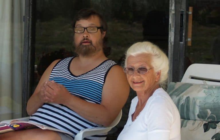 Scott and Statia Widak, in the image that Scott's nephew, Sean O'Connor, shared on Reddit. (Courtesy)