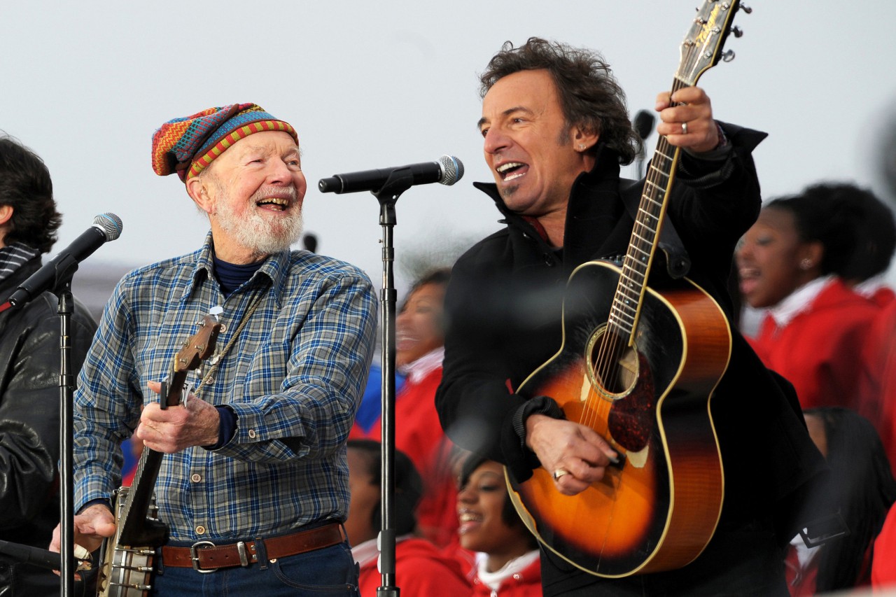 Pete Seeger and Bob Dylan perform at Washington, D.C.'s Lincoln Memorial during the January 2009 Inaugural Celebration. (Getty Images)