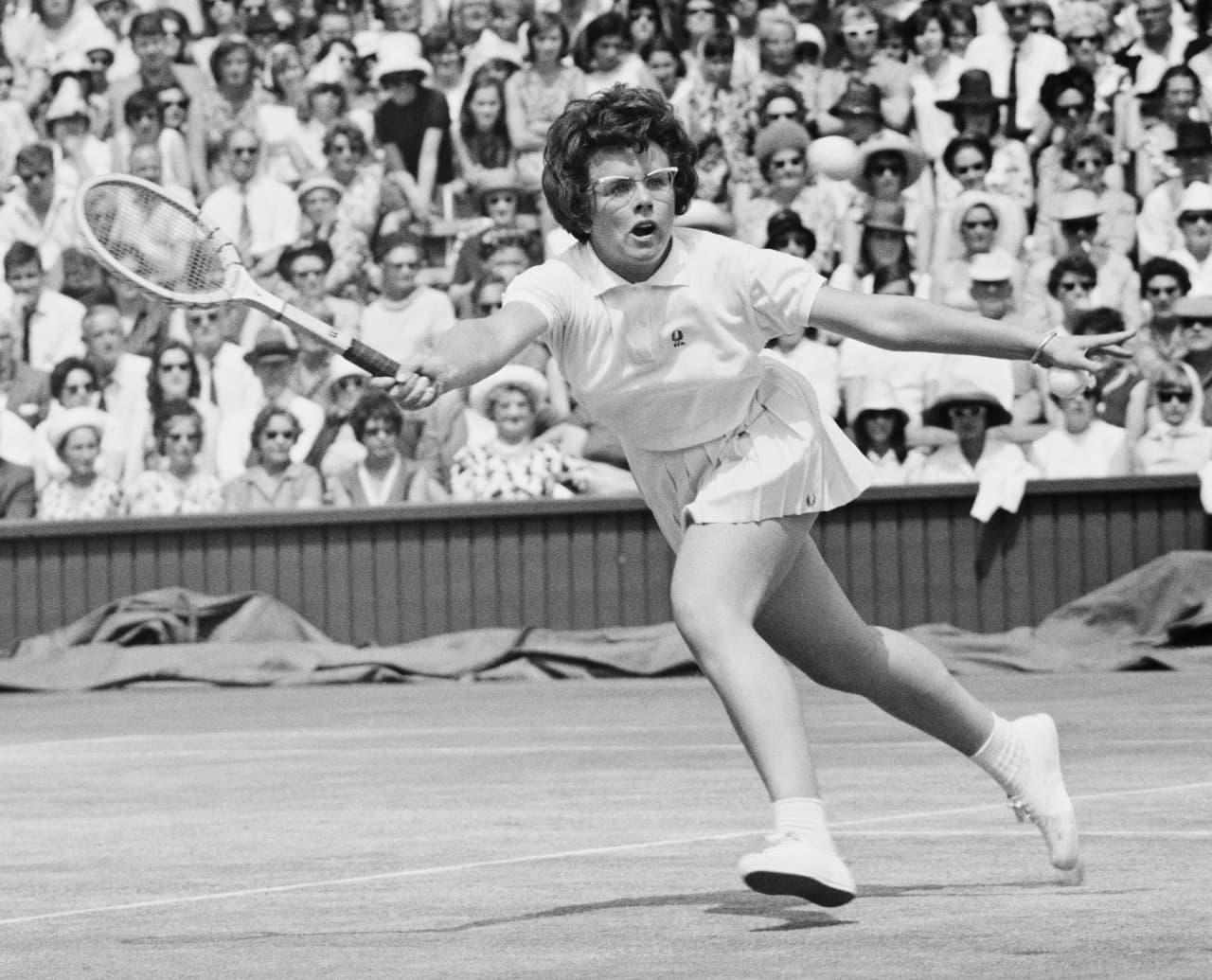 Billie Jean King on the court at Wimbledon. (Dennis Oulds/Central Press/Getty Images)