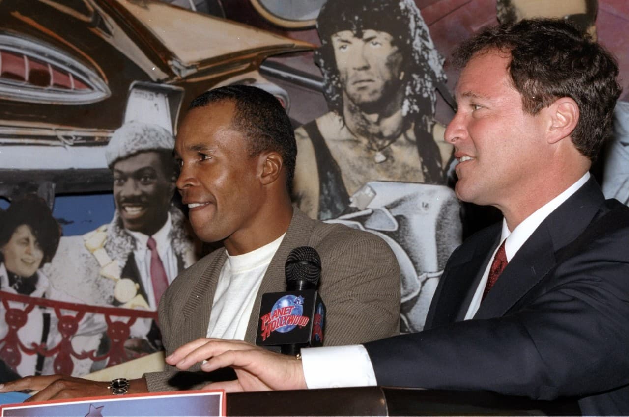 Leigh Steinberg speaks at a 1996 press conference with client Sugar Ray Leonard. (Todd Warshaw/Getty Images)