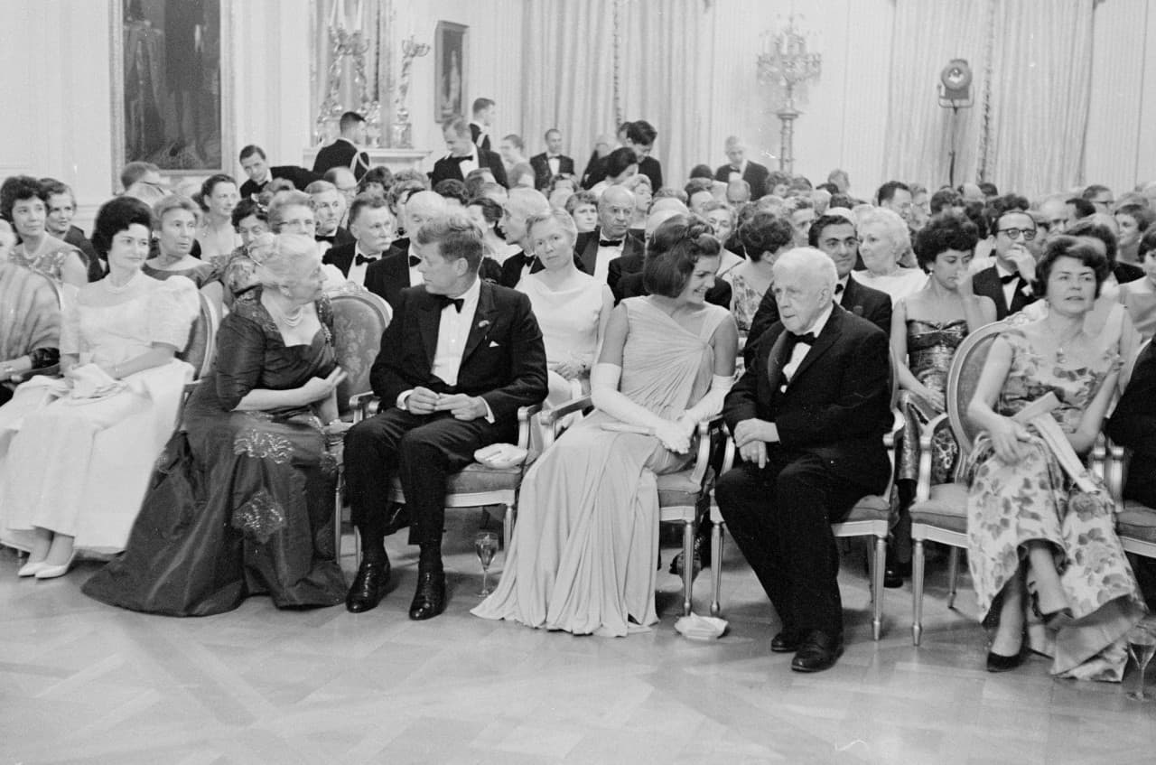 Robert Frost chatting with Jacqueline Kennedy at a White House dinner in 1962. (Robert Knudsen/ John F. Kennedy Presidential Library and Museum, Boston)