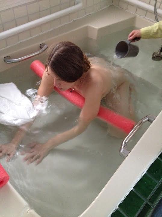 Kathryn Rowan labors in a tub before giving birth to her daughter underwater. (Photo: Georgianna Swords)