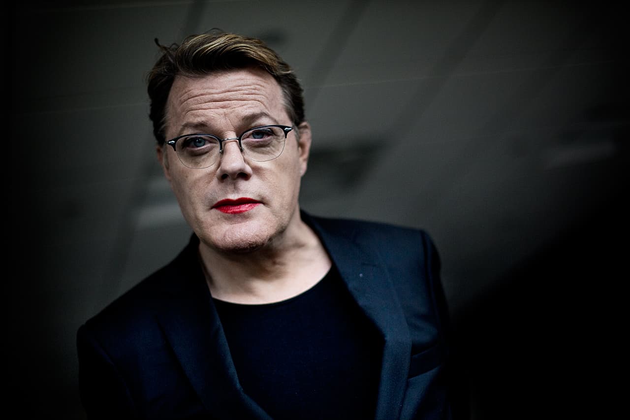 Comedian Eddie Izzard in WBUR's studios. (Jesse Costa/WBUR)