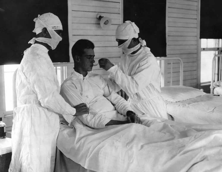 Giving treatment to influenza patient at the U.S. Naval Hospital. New Orleans, Louisiana, Circa 1918. (Navy Medicine/Flickr)  