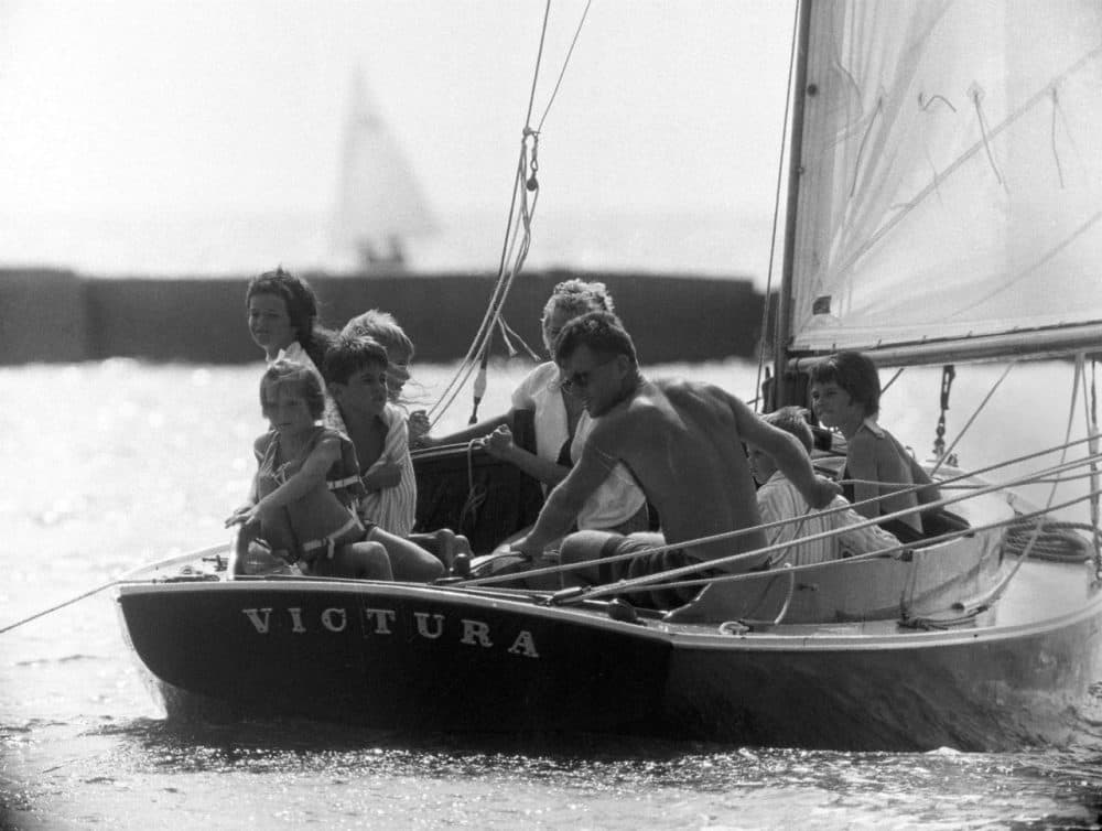 Robert F. Kennedy steers Victura with plenty of helpers. Bob Schutz/AP, July 30, 1961. (Courtesy of University Press of New England)