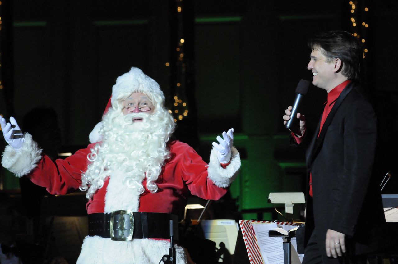 Keith Lockhart and Santa at a Holiday Pops performance (Stu Rosner)
