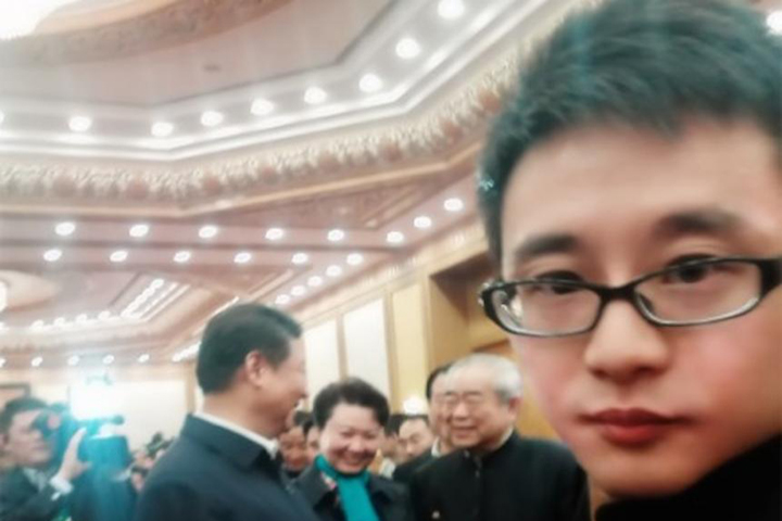Anti-American Chinese blogger Zhou Xiaoping, seen here in his Sina Weibo account profile pic with Chinese president Xi Jinping. (Sina Weibo)