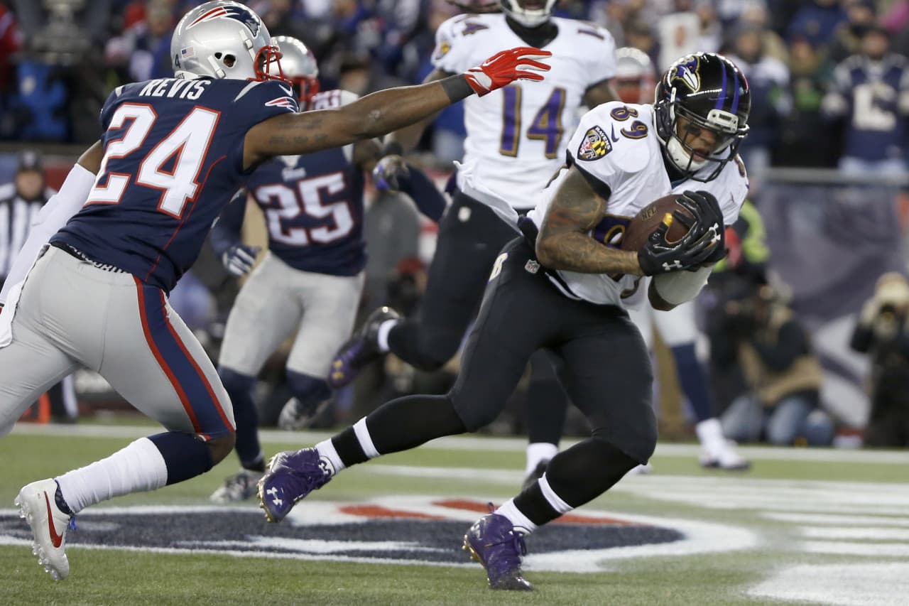 Baltimore Ravens wide receiver Steve Smith (89) juggles, then catches a touchdown pass in front of New England Patriots cornerback Darrelle Revis (24) in the first half. (Elise Amendola/AP)