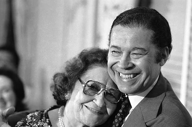 Sen. Edward Brooke shares a happy moment with his mother Helen after Brooke was presented the Man of the Year Award of the Massachusetts Society of Washington on Capitol Hill in Washington, Tuesday, June 27, 1978. (AP)