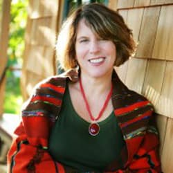 Headshot of Holly Robinson