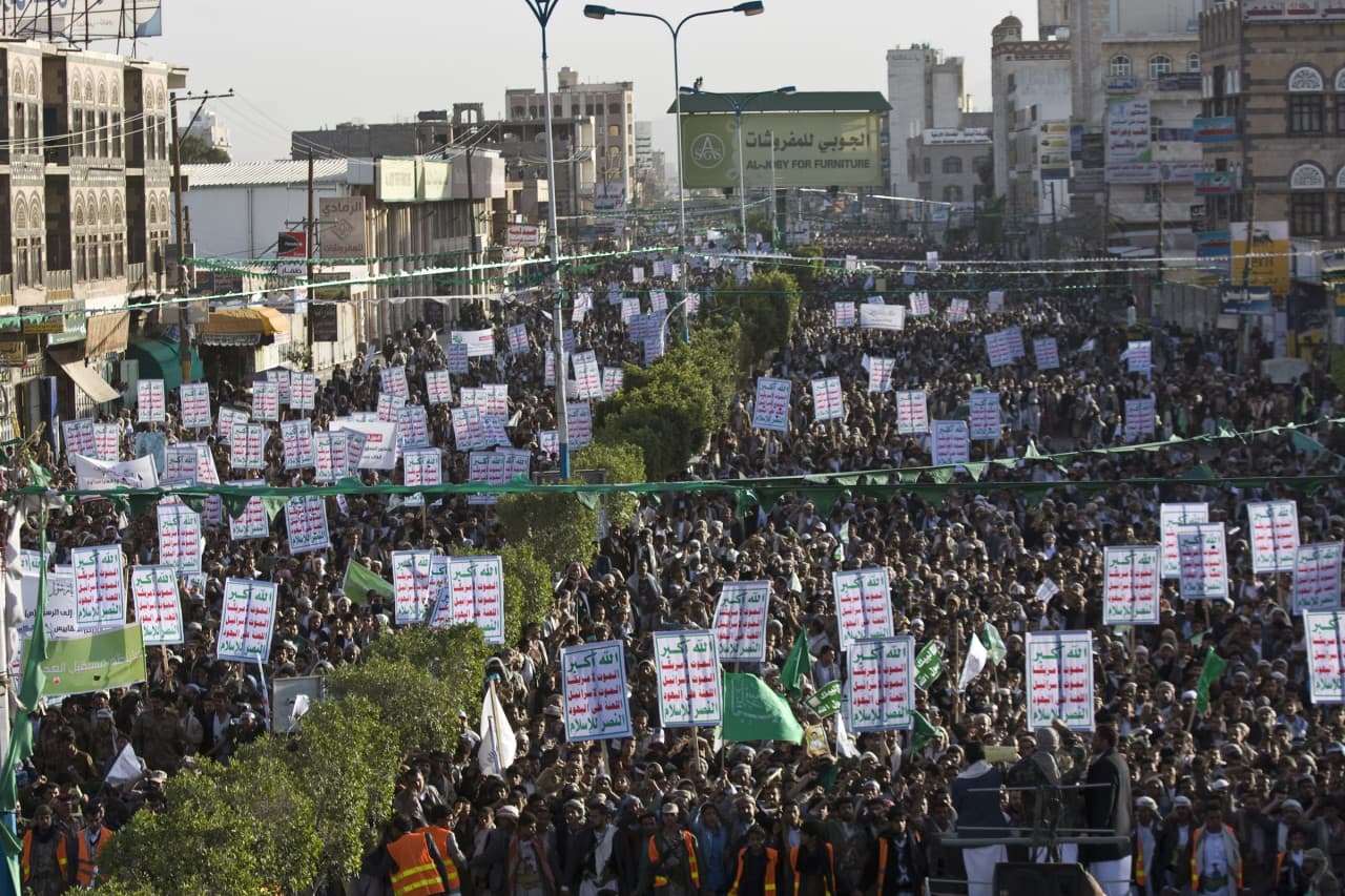 Yemeni protesters gather during a demonstration to show their support to Houthi Shiite rebels in Sanaa, Yemen, Friday, Jan. 23, 2015.  (AP)