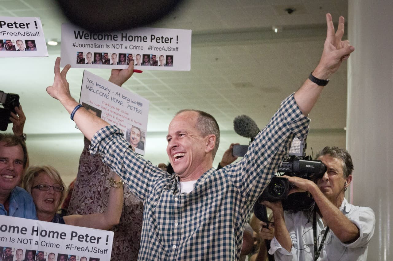 Peter Greste greets his supporters and the media after landing back in Australia at Brisbane Airport to a massive media pack on February 5, 2015. (Robert Shakespeare/Getty Images)