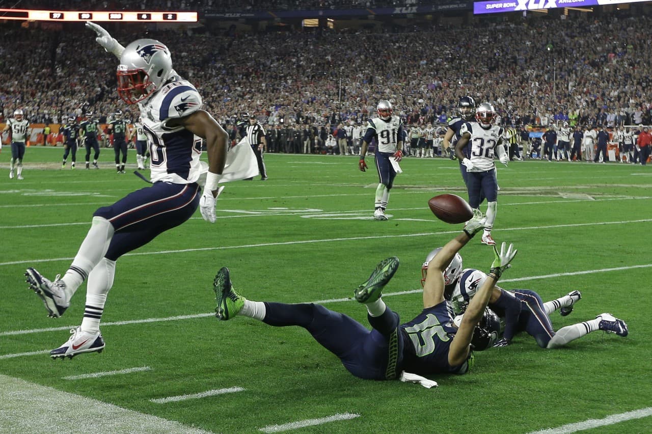 Seattle Seahawks wide receiver Jermaine Kearse (15) makes a 33-yard catch during the second half of NFL Super Bowl XLIX. (David J. Phillip/AP)