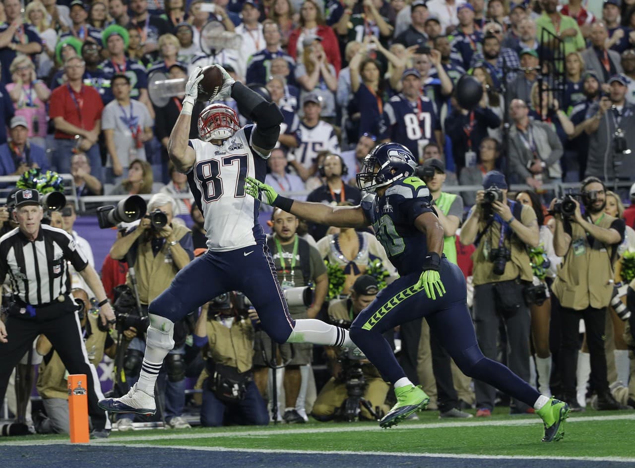New England Patriots tight end Rob Gronkowski (87) catches a 22-yard touchdown pass against Seattle Seahawks outside linebacker K.J. Wright (50) during the first half of NFL Super Bowl XLIX. (Kathy Willens/AP)