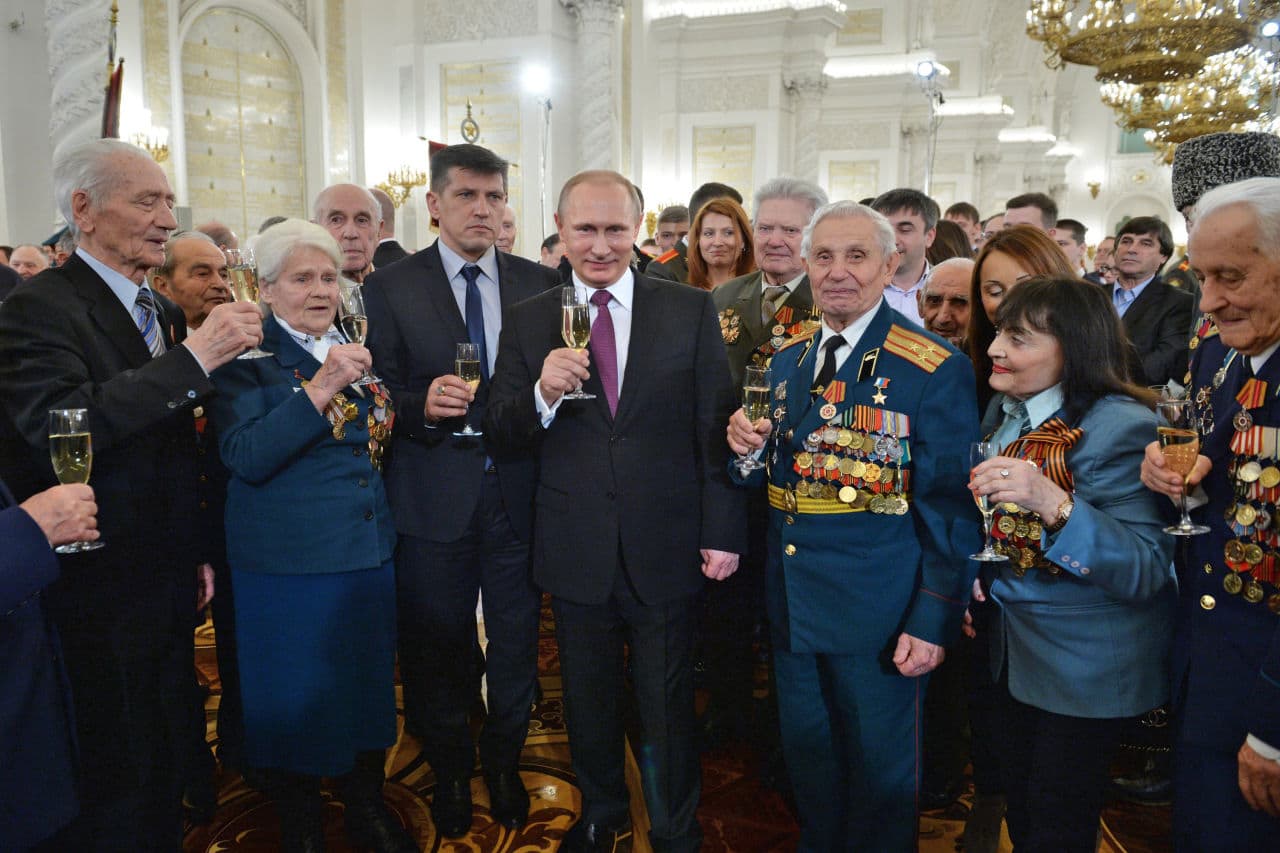 Russian President Vladimir Putin, center, poses with World War II veterans after the award ceremony in St. George Hall of the Grand Kremlin Palace in Moscow, Friday, Feb. 20, 2015. President Putin awarded World War II veterans with jubilee medals marking the 70th victory anniversary of World War II.  (AP)
