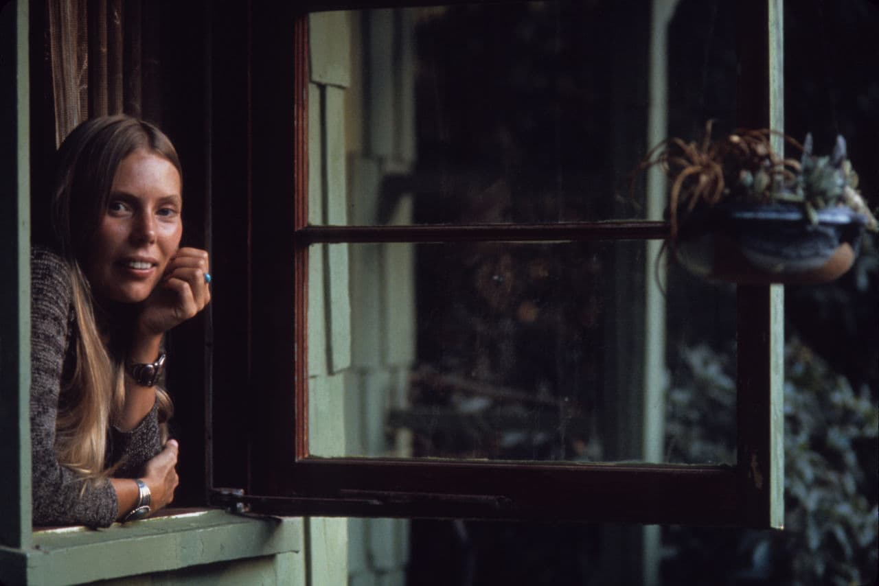 Joni Mitchell, 1970. This photo was taken in Laurel Canyon, a neighborhood located in the Hollywood Hills region of Los Angeles, California. (Henry Diltz)