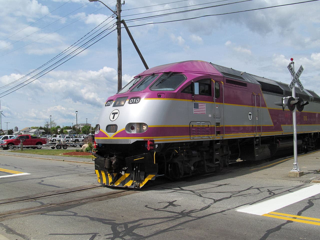 A CapeFLYER train arrives in Buzzards Bay during a test run in May 2013. (Courtesy Wikimedia Commons)