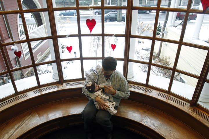 In this Jan. 12, 2012 file photo, Chris Foley, of Lowville, N.Y., feeds his 4-month-old son Chase at the Albany Ronald McDonald House in Albany, N.Y. (AP)