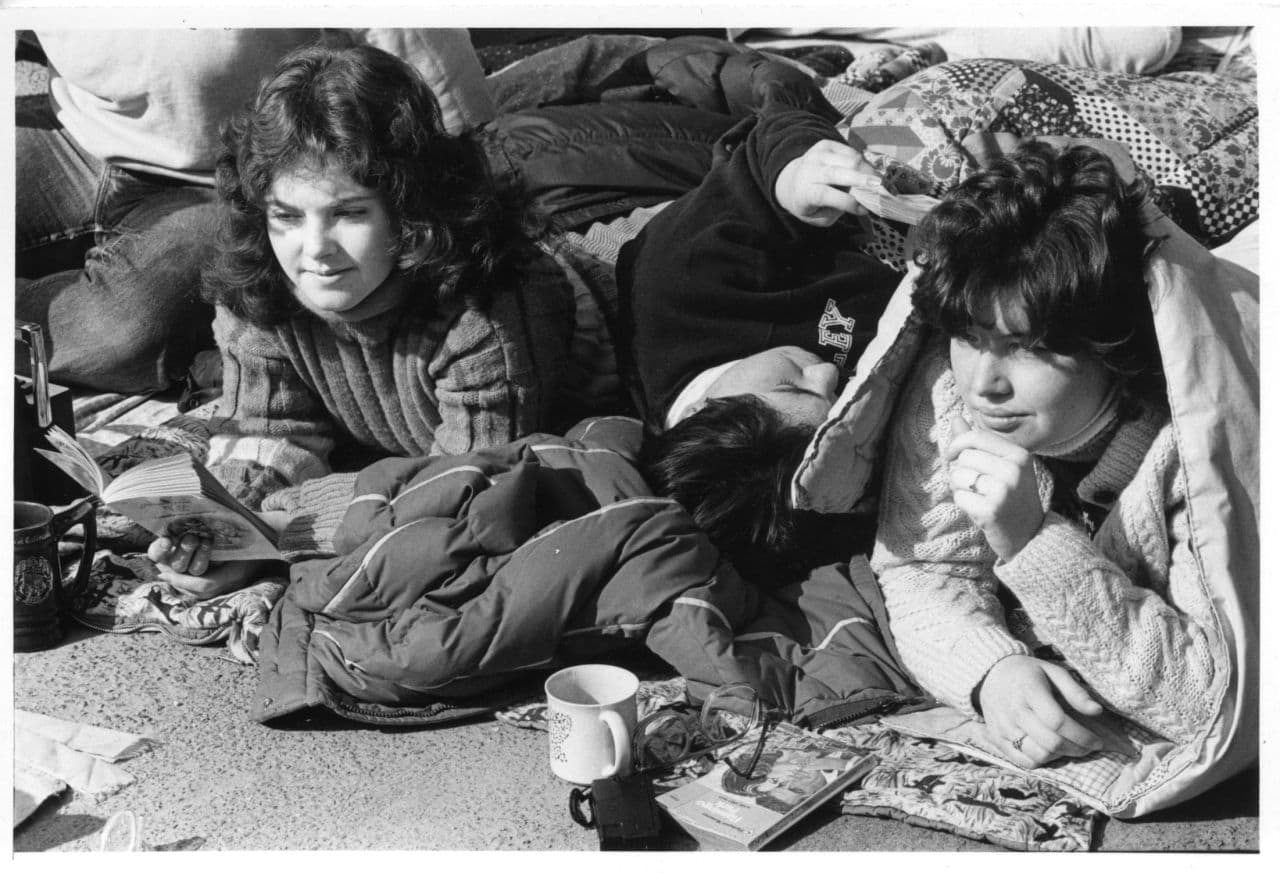 Underclass students in 1983 sleeping outside for the best spots. (courtesy Wellesley College Archives)