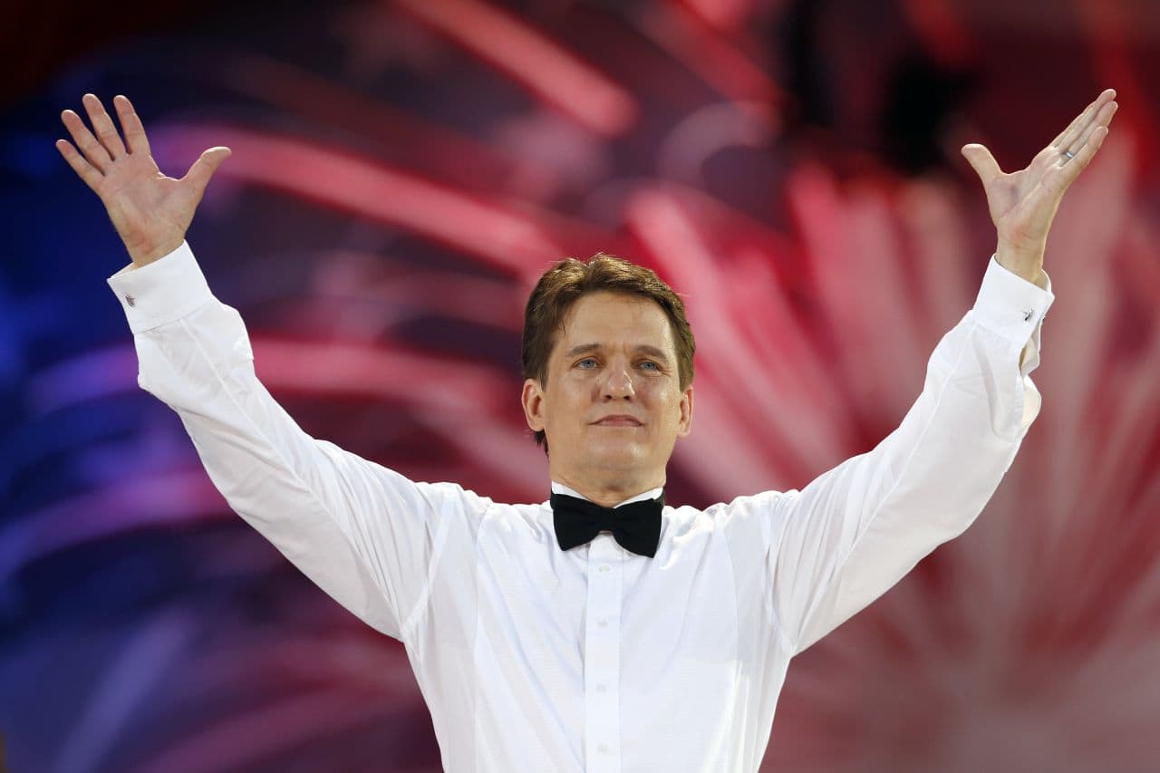 Keith Lockhart conducts the Boston Pops’ final rehearsal before their 2014 holiday season premiere. (Jesse Costa/WBUR)