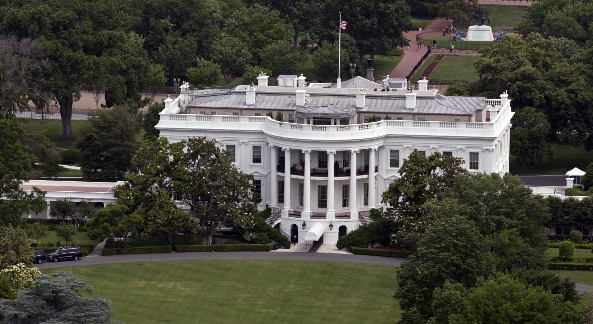 Rich Barlow: In the 2016 election, it looks like the question of who’ll rebuild America will be a marker defining the wise from the foolish. In this June 2, 2013 photo, the White House, is seen from the Washington Monument. (Alex Brandon/AP)
