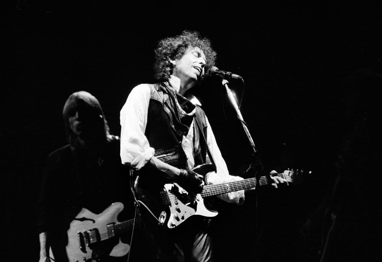 Bob Dylan opens his "True Confessions" tour in the San Diego Sports Arena to a sold-out house of about 17,000 in 1986. (Howard Lipin/AP)